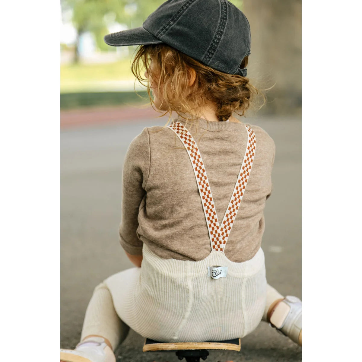 Kindermode mit Trägern und Mütze in Creme gemustert für stilvolle Outfits