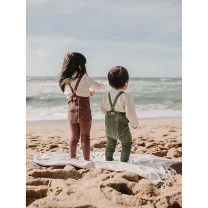 Zwei Kinder am Strand, blickend auf den Ozean mit Strumpfhose Matcha Oat Latte