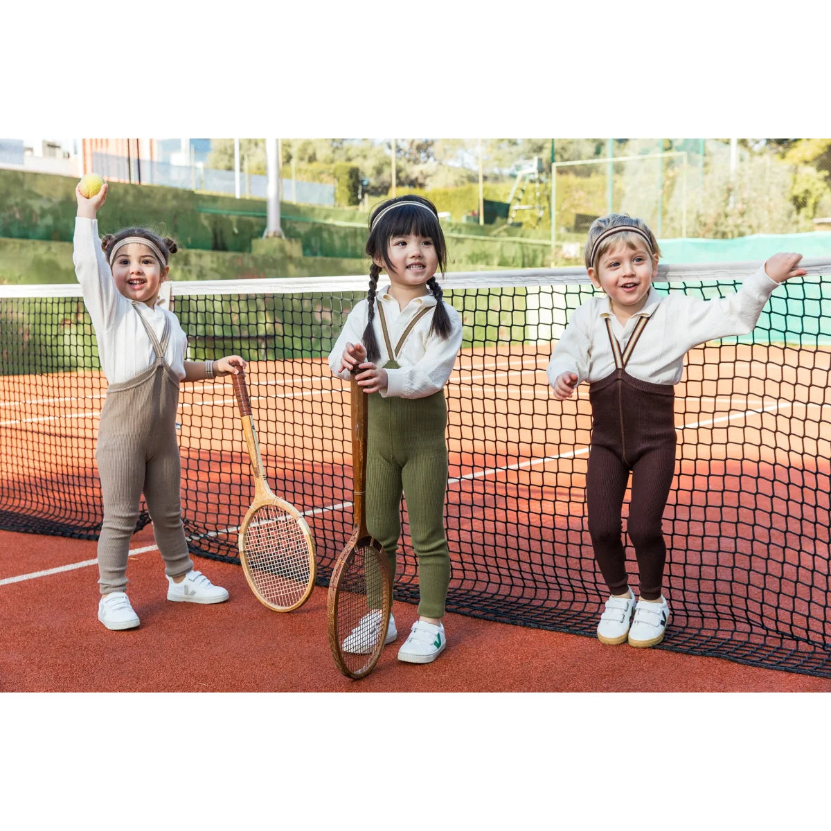 Drei Kinder in Tenniskleidung mit Strumpfhose in Oyster Grey gestreift