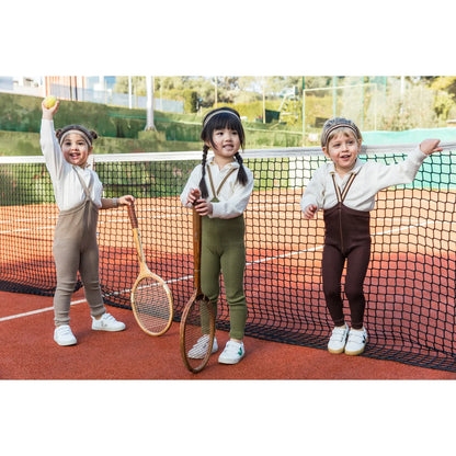 Drei Kinder in Tenniskleidung mit Strumpfhose in Oyster Grey gestreift