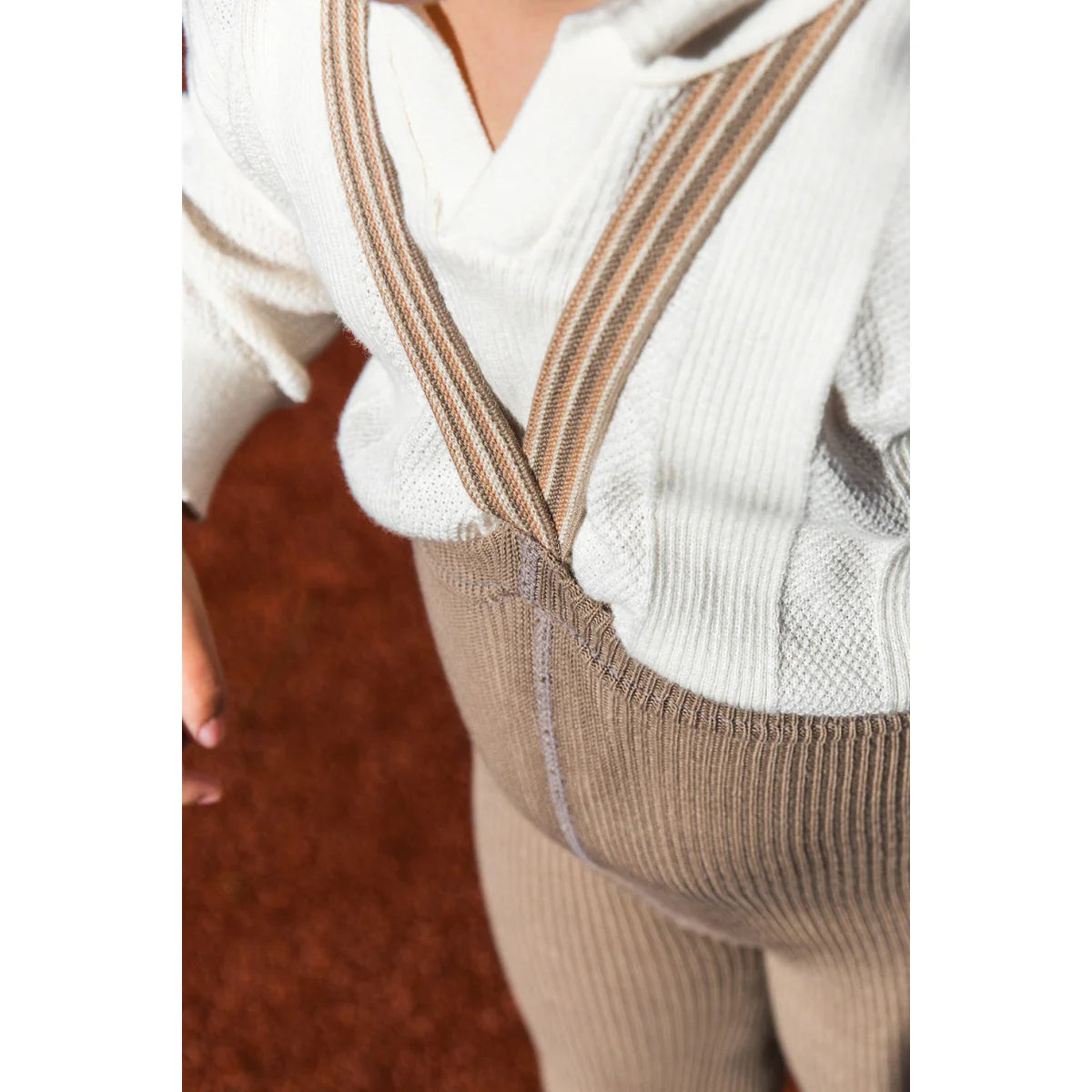 Kinder Strumpfhose mit Trägern in Muschelgrau gestreift für modische Outfits