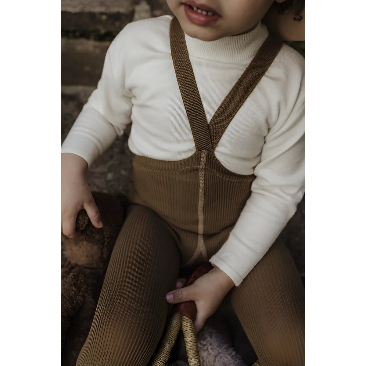 Kind in gerippten Strumpfhosen mit Trägern in Acorn Brown für stilvolle Outfits