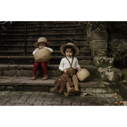 Zwei Kinder mit Hüten und Körben, tragend Strumpfhose mit Träger in Acorn Brown