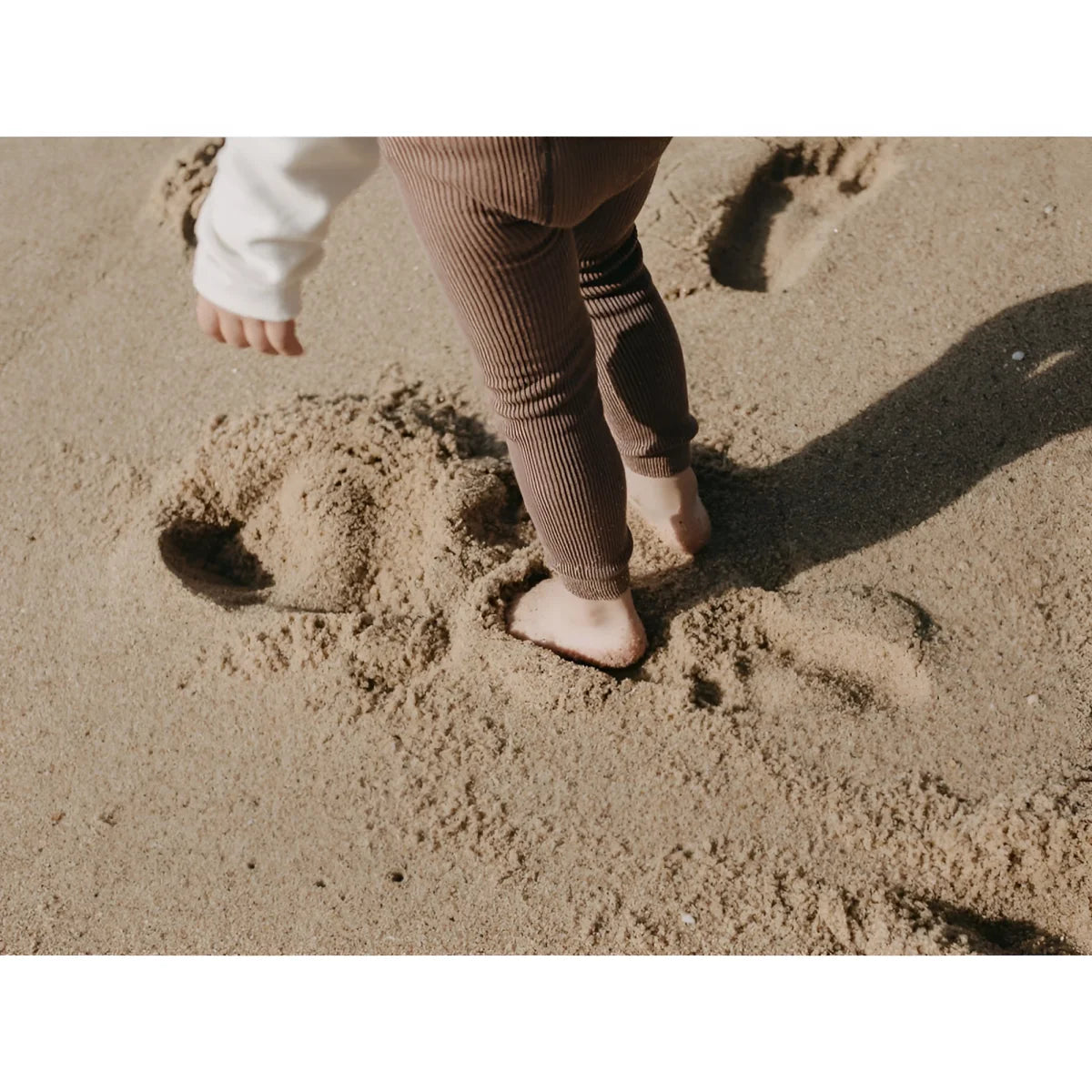 Kindfuß im Sandstrand mit Strumpfhose mit Träger Footless von Granola