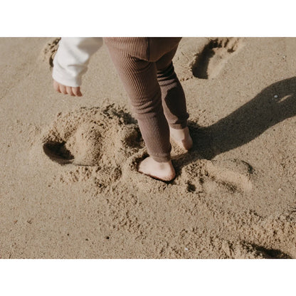 Kindfuß im Sandstrand mit Strumpfhose mit Träger Footless von Granola