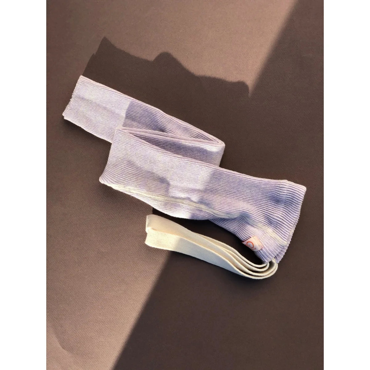 Weißes geripptes Stoffhaarband als Accessoire zu Strumpfhosen mit Träger in Creamy Lavender
