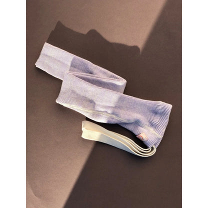 Weißes geripptes Stoffhaarband als Accessoire zu Strumpfhosen mit Träger in Creamy Lavender