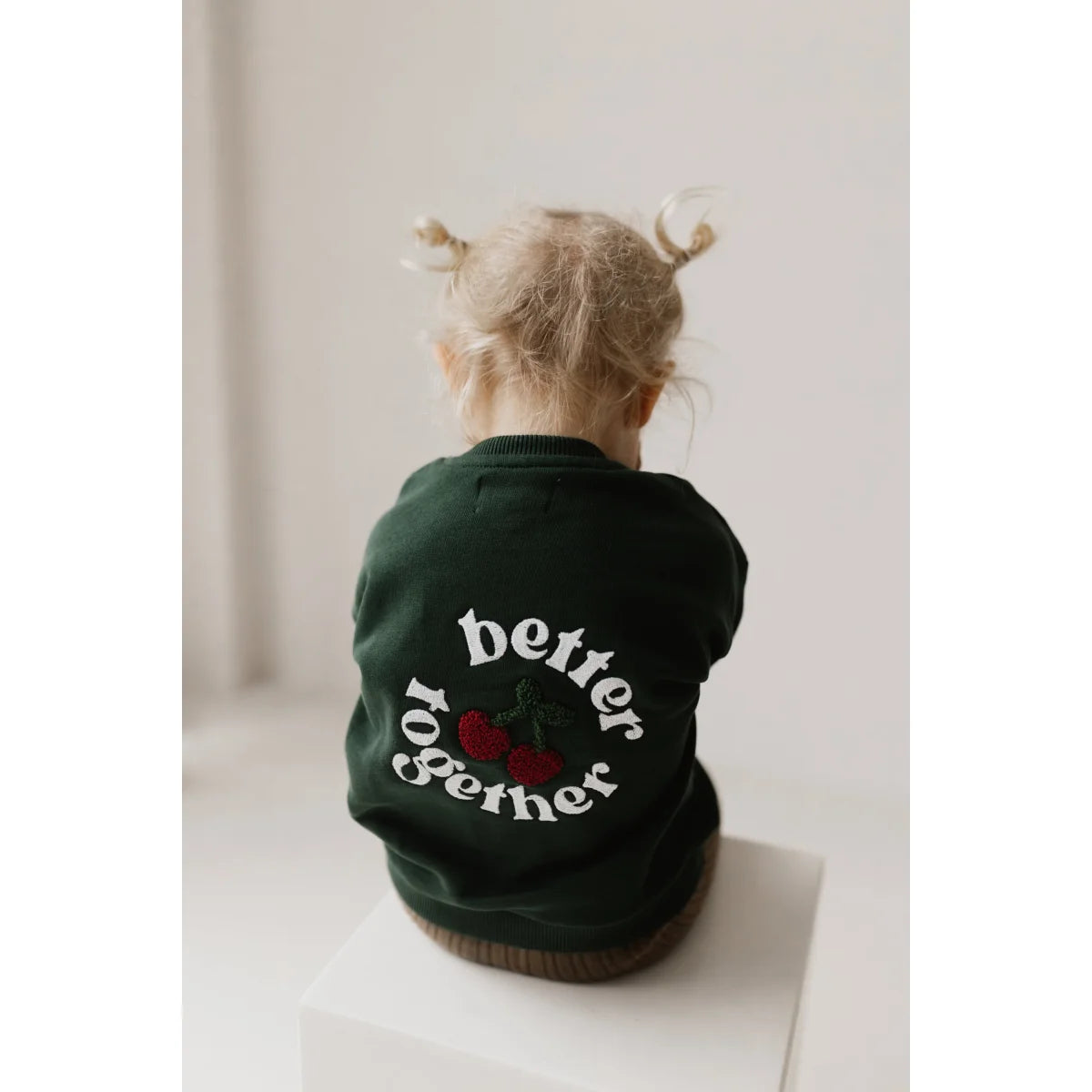 Dunkelgrüner Kinder-Sweater mit besser zusammen Design auf der Rückseite