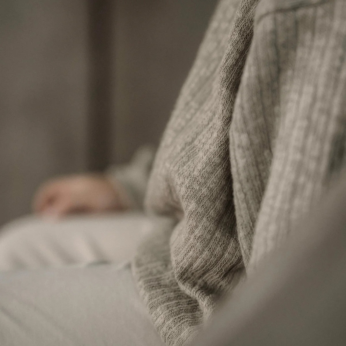 Weicher, strukturierter Pullover in neutralem Farbton, Strick Olive
