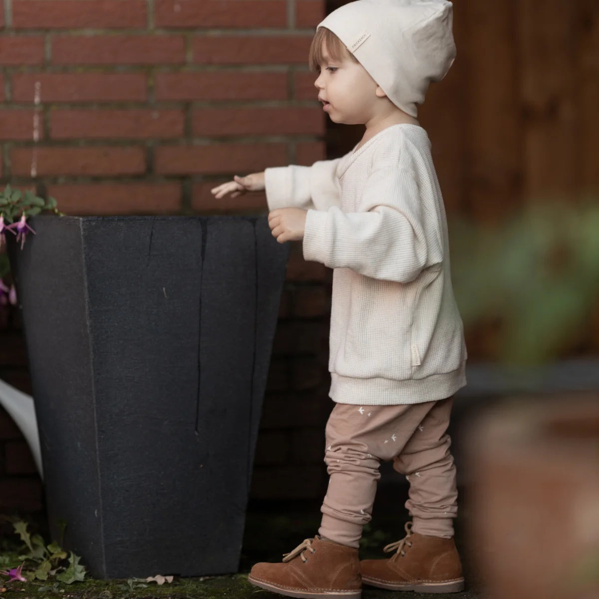 Beige Hoodie mit braunen Hosen und tan Stiefeln – Sweater Waffel Ecru