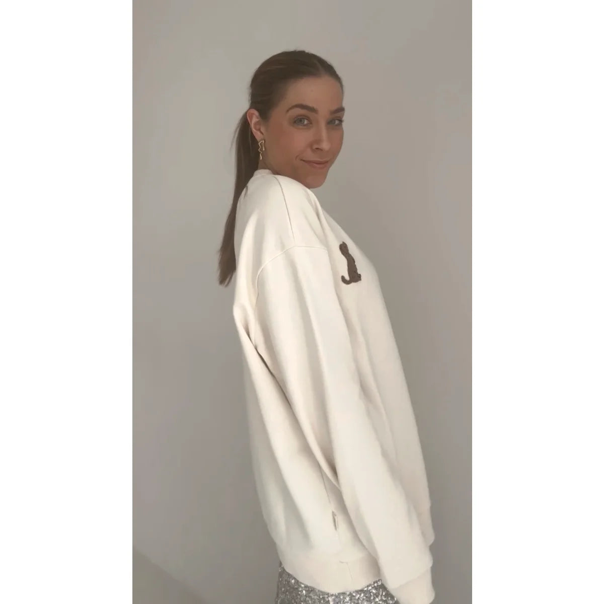 Weißes Sweatshirt mit dunkler Schrift auf der Vorderseite, Produktname Sweater women Puppy