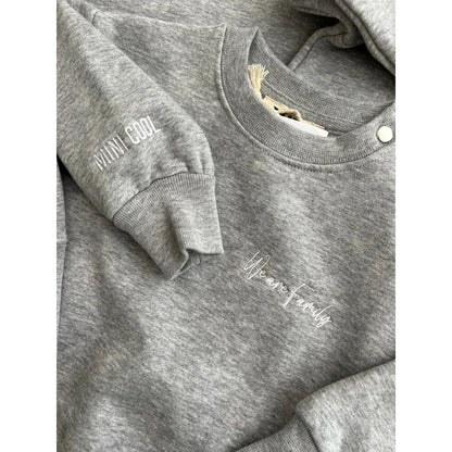 Graues Baumwoll-Sweatshirt für Babys und Kinder von MINI COOL mit We are Family Druck