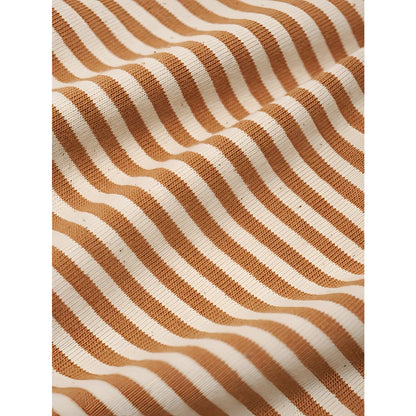 Ein sweatshirt mit diagonal gestreiftem, weichem, gestricktem stoff in warmem kupferorange und cremeweiß