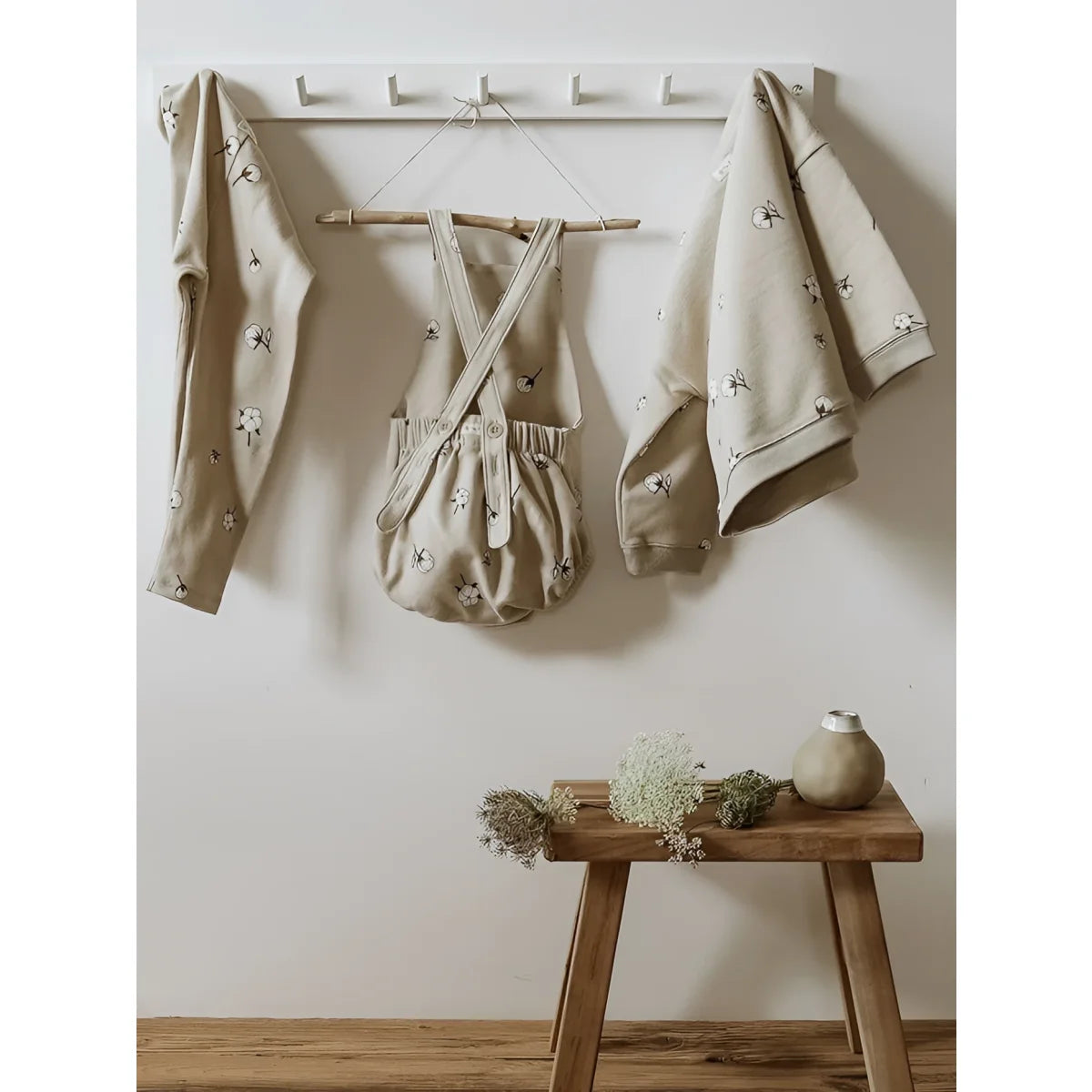 Baby romper und passende Kleidungsstücke an Wandhaken für Cottonfield Sweatshirt