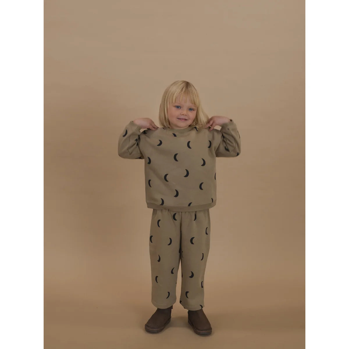 Kinder-olivgrünes Zweiteiler-Loungewear-Set mit schwarzen Halbmond-Print, Dusky Midnight