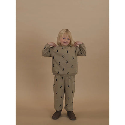 Kinder-olivgrünes Zweiteiler-Loungewear-Set mit schwarzen Halbmond-Print, Dusky Midnight
