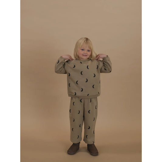 Kinder-olivgrünes Zweiteiler-Loungewear-Set mit schwarzen Halbmond-Print, Dusky Midnight