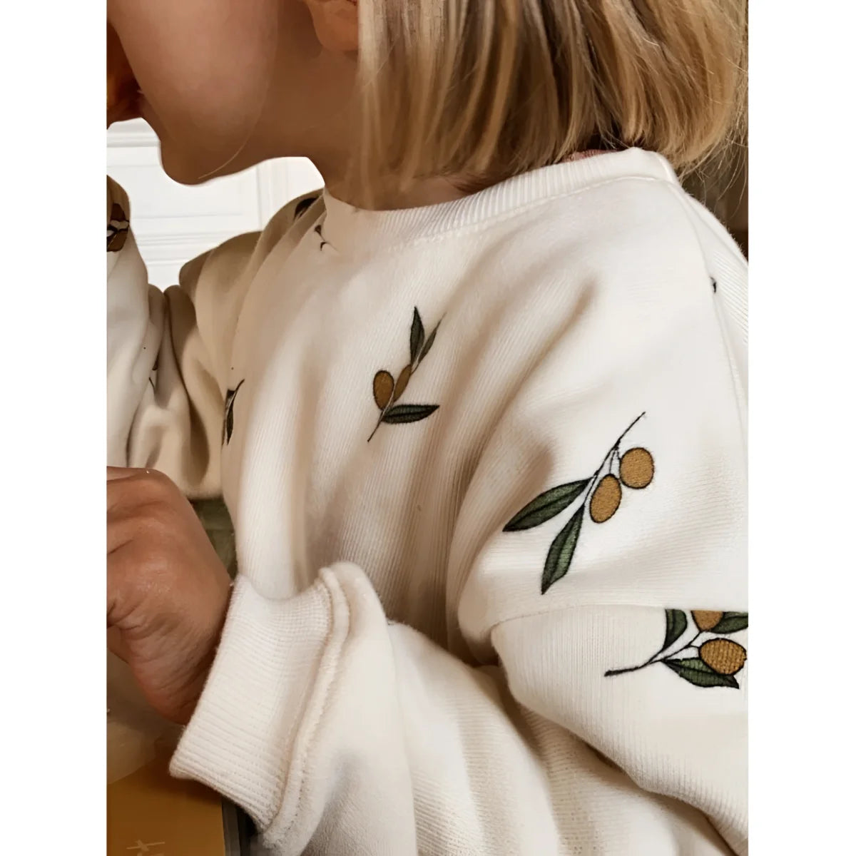 Cremefarbener Pullover mit besticktem Olivenzweig und Fruchtmotiven von Olive Garden