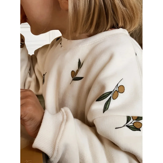 Cremefarbener Pullover mit besticktem Olivenzweig und Fruchtmotiven von Olive Garden