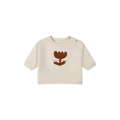 Cremefarbenes Sweatshirt mit braunem Blumenmotiv im Vordergrund für Plant Slogan