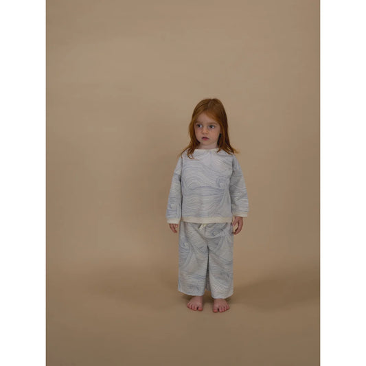 Kinderlangarmshirt und weite Hose im Meereslandschaft-Design in Hellblau und Weiß