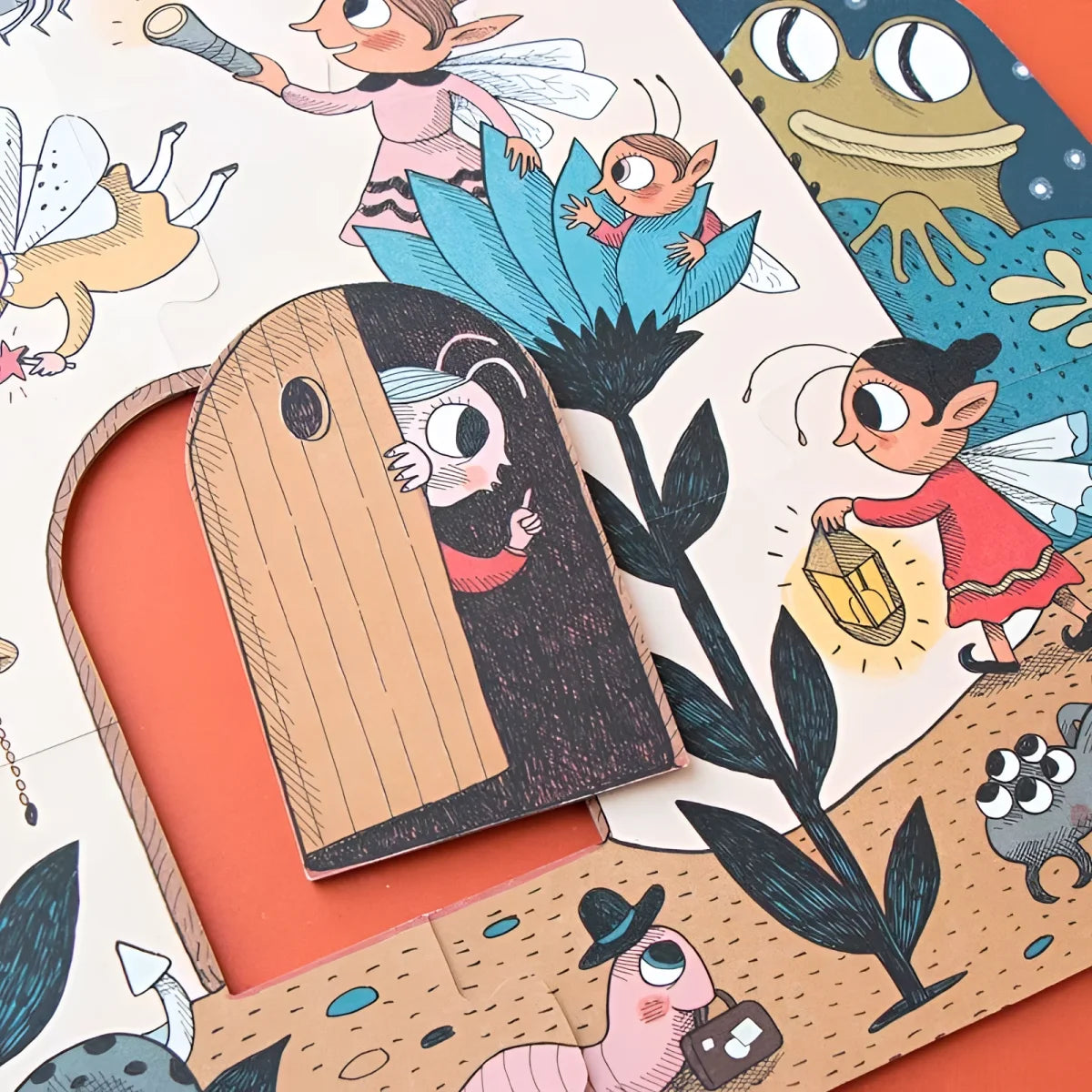 Verspielte Illustration mit Cartoonfiguren, Feen und einer hölzernen Tür im Märchenstil