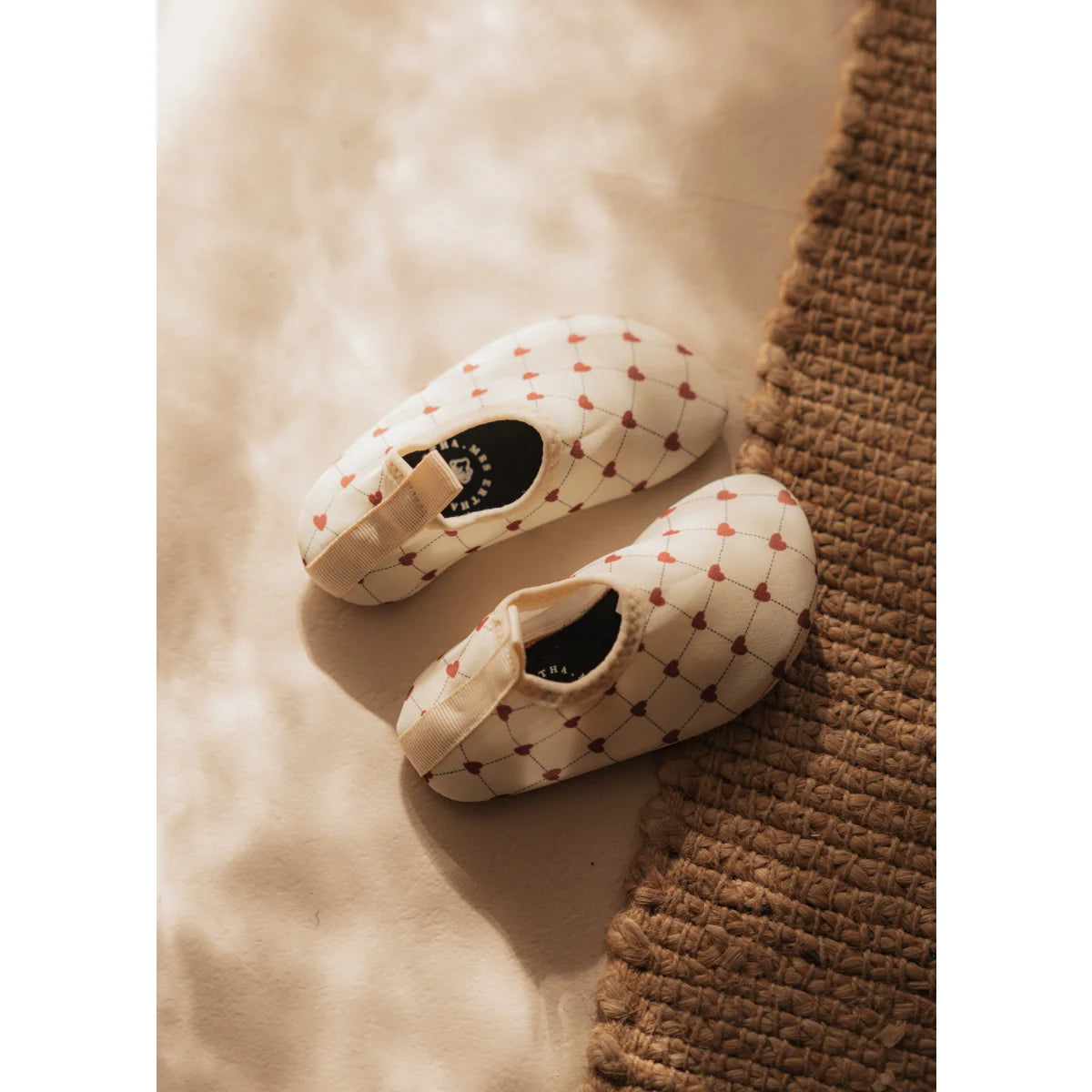Herz-musterte Ballettschuhe von Lovely Roots im Produkt Swimming Shoes