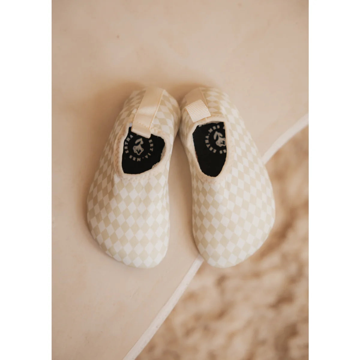 Paar karierter Babyschuhe zu den Schwimmschuhen Speckled Diamond