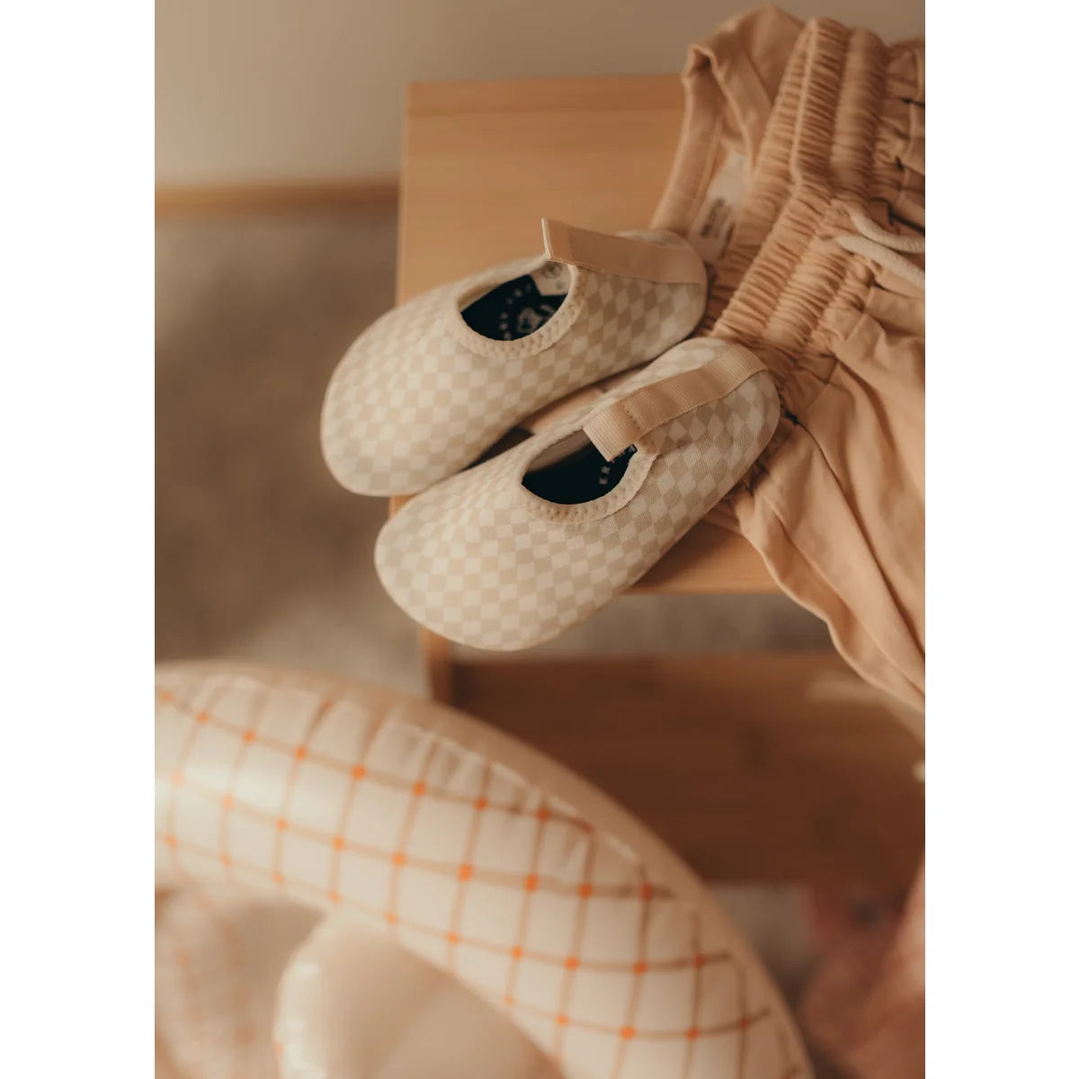 Beige karierte Mary Jane Schuhe aus der Kollektion Schwimmschuhe | Gesprenkelter Diamant