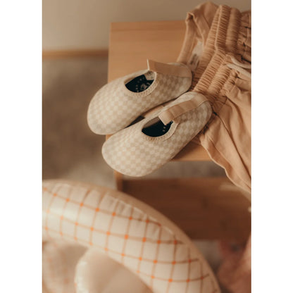 Beige karierte Mary Jane Schuhe aus der Kollektion Schwimmschuhe | Gesprenkelter Diamant