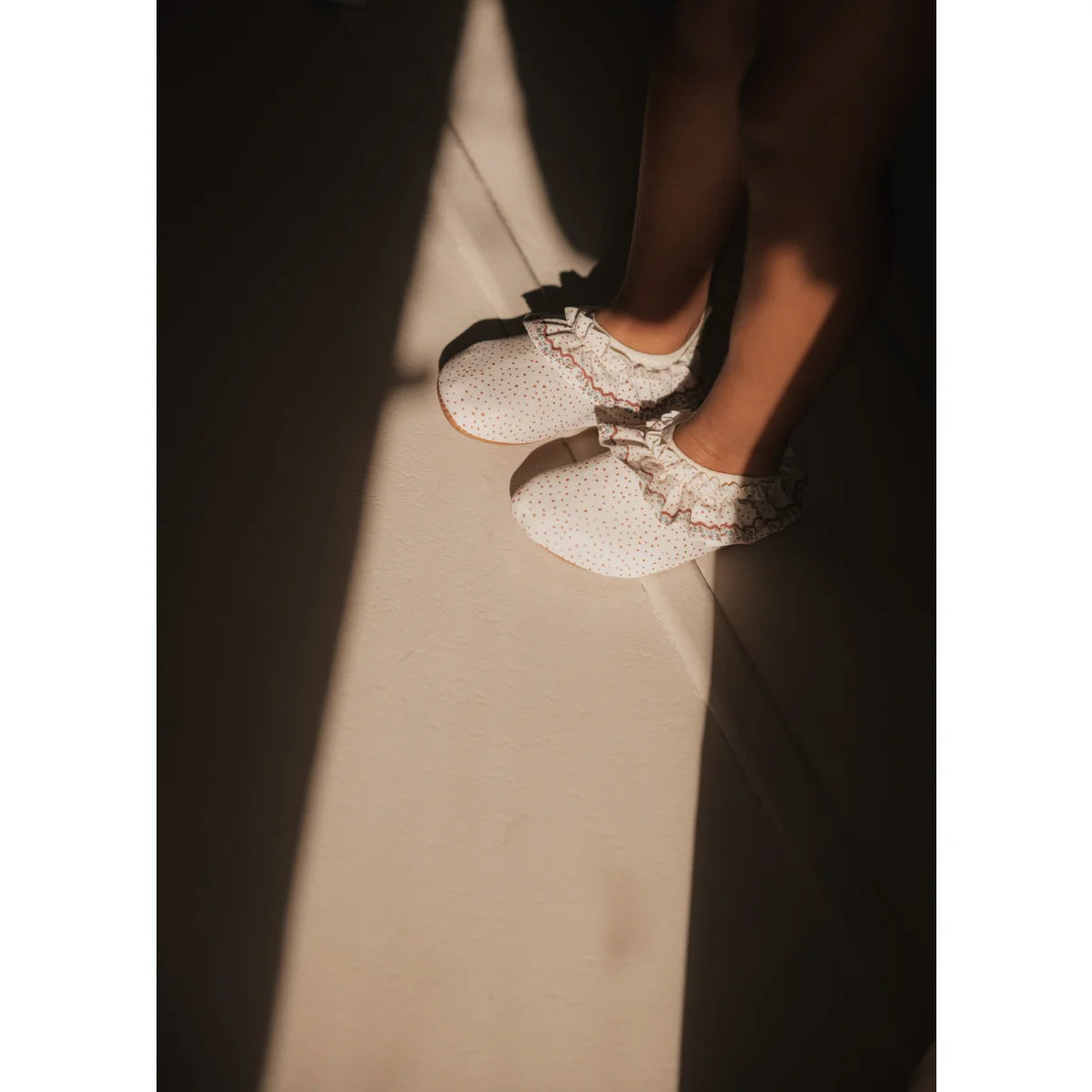Weißes Baby Schuhe mit Spitzenrand, Teil von Swimming Shoes | Unique Dots