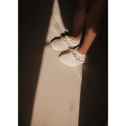 Weißes Baby Schuhe mit Spitzenrand, Teil von Swimming Shoes | Unique Dots