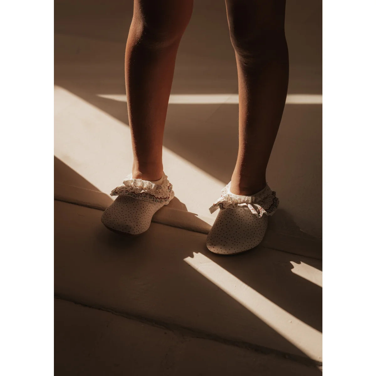 Weiße Mokassins für Kinder mit Rüschendetails von Swimming Shoes | Unique Dots