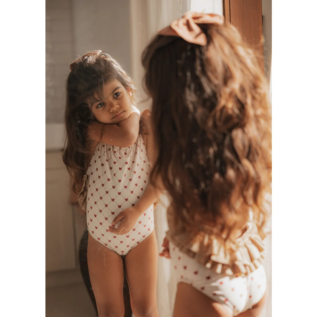 Mädchen im herzgemusterten Badeanzug Swimsuit Eloise von Lovely Roots