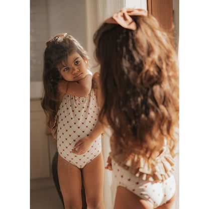 Mädchen im herzgemusterten Badeanzug Swimsuit Eloise von Lovely Roots