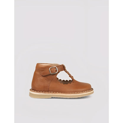 T-Bar Scallop Cognac: cognacfarbener Leder-Kleinkinderschuh mit T-Riemen und Wellensaum