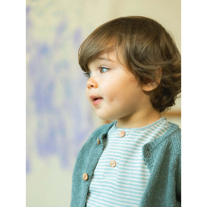 Kleinkind in blauem Cardigan, passend zur T-Shirt-Kollektion Gestreifte mint blue