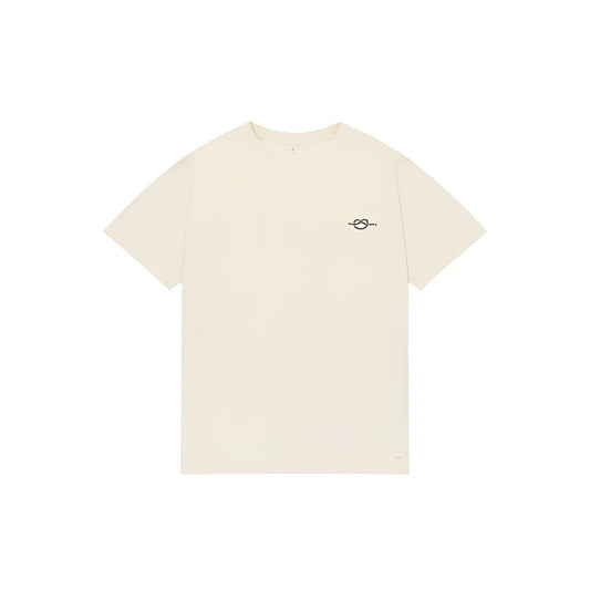 Cremefarbenes kurzärmeliges T-Shirt Women's Crew mit kleinem schwarzem Sticklogo auf der linken Brust