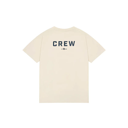 Cremefarbenes crew neck t-shirt mit dem schriftzug crew in navy blau auf der rückseite