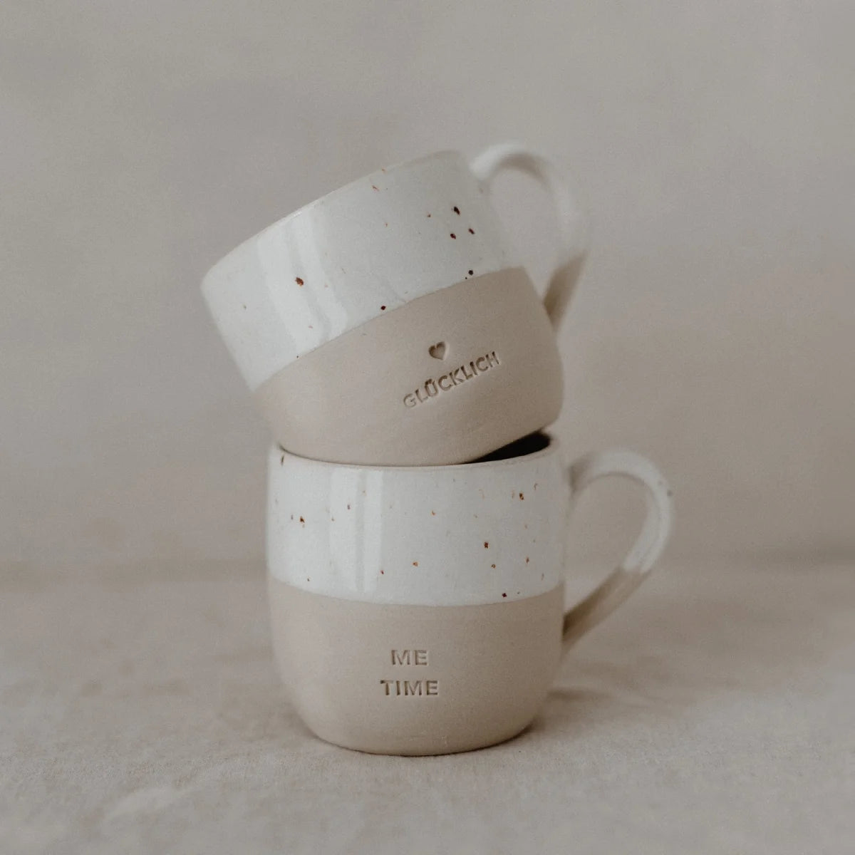 Zwei Keramiktassen Tasse Love 150ml, Me Time und glücklich graviert