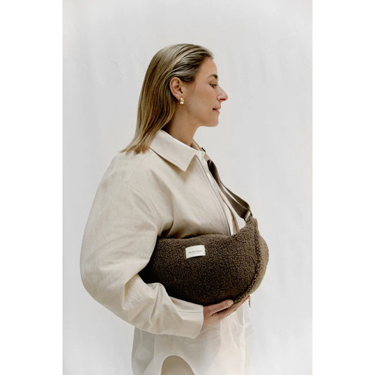 Flauschige braune, mondförmige Tasche als Fanny Pack über die Brust getragen