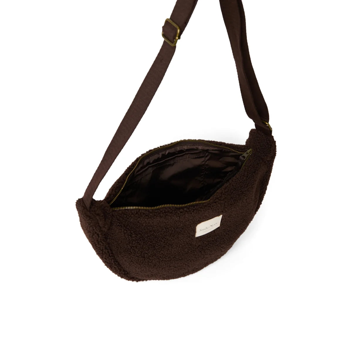 Geöffnete Teddy Bauchtasche in Chocolate mit Innentasche
