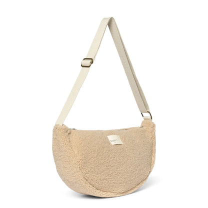 Beige flauschige mondförmige Schultertasche mit weißem Tragegurt Teddy Adult Fanny Pack Ecru