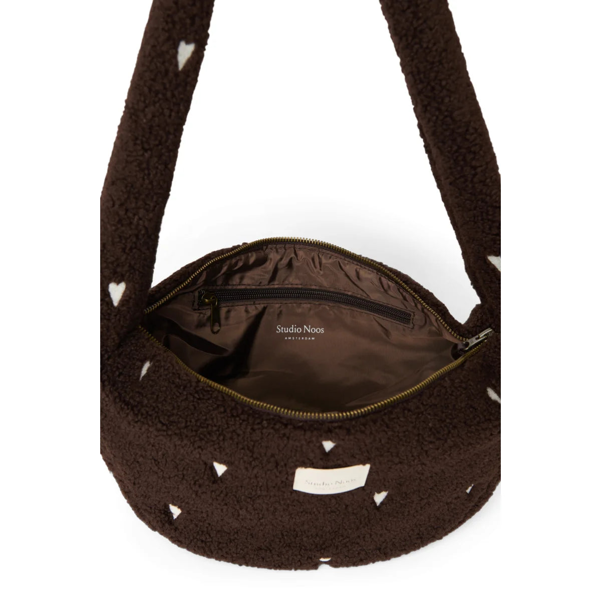 Teddy Mini Cross Body Bag Chocolate Hearts über der Schulter getragen