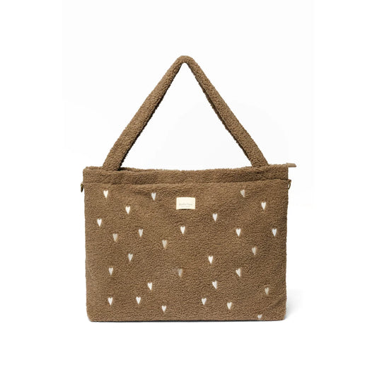 Braune Frottee-Tasche mit Herzmuster aus der Teddy Mom Wickeltaschenkollektion
