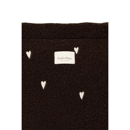 Detail des schokobraunen Teddyfleece mit Herzen