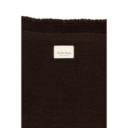 Detailansicht des Teddyfleece der Wickeltasche in Chocolate