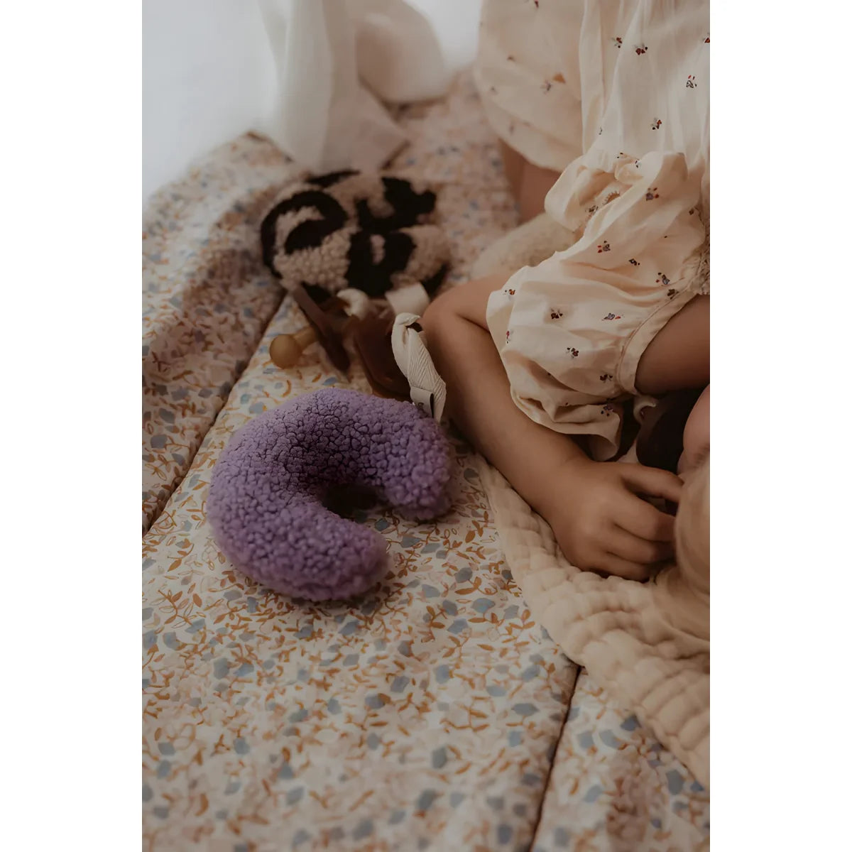 Fluffige lila Nackenkissen mit Halbmondform von Teddy Mond im Purple Rain Design