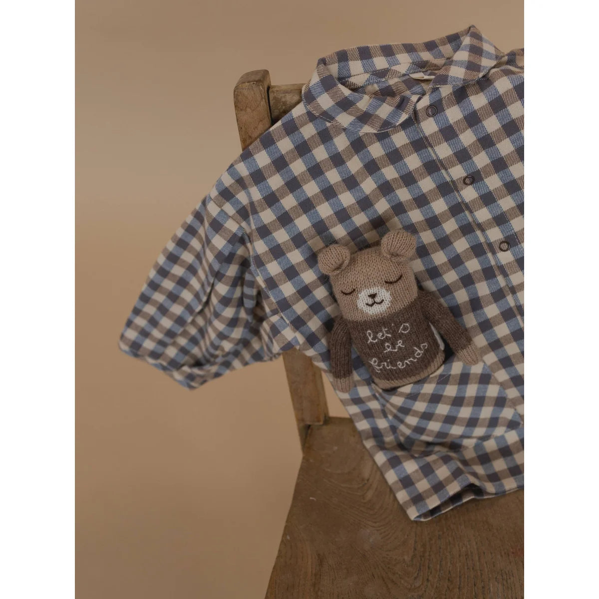 Gemütlicher brauner Teddy Bär im Taschenhemd mit ’Let’s be friends’ Pullover