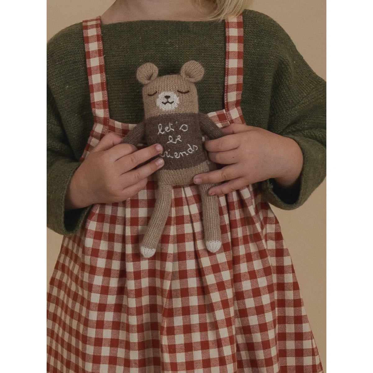 Gestrickelter brauner Bären-Teddy mit Friends-Stickerei auf der Brust